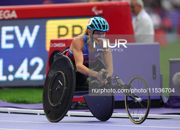 Susannah Scaroni of United States of America celebrates winning silver in Women's 800m - T54 Final during the Paris 2024 Paralympic Games at...