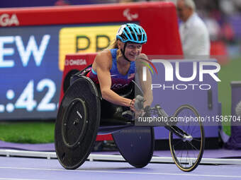 Susannah Scaroni of United States of America celebrates winning silver in Women's 800m - T54 Final during the Paris 2024 Paralympic Games at...