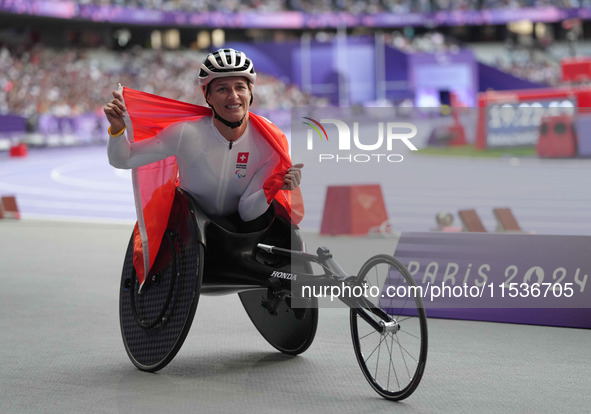 Manuela Schaer of Switzerland celebrates winning gold in Women's 800m - T54 Final during the Paris 2024 Paralympic Games at Stade de France...