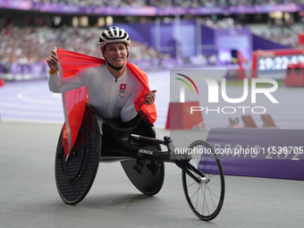 Manuela Schaer of Switzerland celebrates winning gold in Women's 800m - T54 Final during the Paris 2024 Paralympic Games at Stade de France...