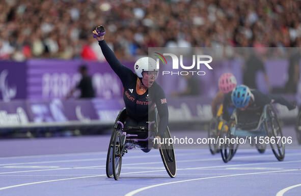 Hannah Cockroft of Great Britain celebrates winning gold in Women's 100m - T34 Final during the Paris 2024 Paralympic Games at Stade de Fran...