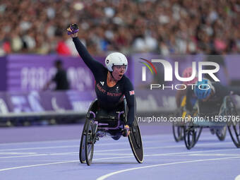 Hannah Cockroft of Great Britain celebrates winning gold in Women's 100m - T34 Final during the Paris 2024 Paralympic Games at Stade de Fran...