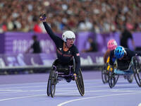 Hannah Cockroft of Great Britain celebrates winning gold in Women's 100m - T34 Final during the Paris 2024 Paralympic Games at Stade de Fran...