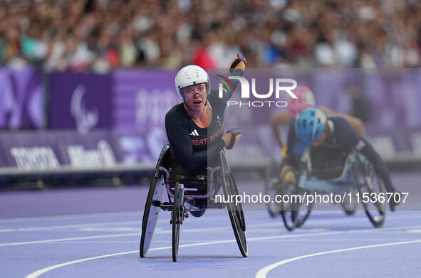 Hannah Cockroft of Great Britain celebrates winning gold in Women's 100m - T34 Final during the Paris 2024 Paralympic Games at Stade de Fran...