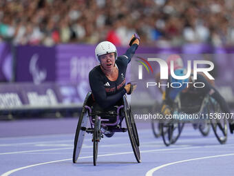 Hannah Cockroft of Great Britain celebrates winning gold in Women's 100m - T34 Final during the Paris 2024 Paralympic Games at Stade de Fran...