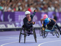 Hannah Cockroft of Great Britain celebrates winning gold in Women's 100m - T34 Final during the Paris 2024 Paralympic Games at Stade de Fran...