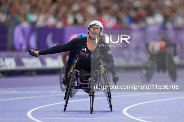 Hannah Cockroft of Great Britain celebrates winning gold in Women's 100m - T34 Final during the Paris 2024 Paralympic Games at Stade de Fran...