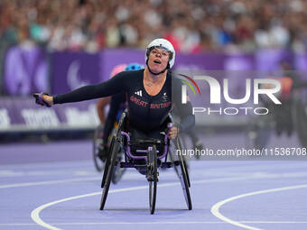 Hannah Cockroft of Great Britain celebrates winning gold in Women's 100m - T34 Final during the Paris 2024 Paralympic Games at Stade de Fran...