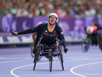 Hannah Cockroft of Great Britain celebrates winning gold in Women's 100m - T34 Final during the Paris 2024 Paralympic Games at Stade de Fran...