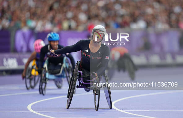 Hannah Cockroft of Great Britain celebrates winning gold in Women's 100m - T34 Final during the Paris 2024 Paralympic Games at Stade de Fran...