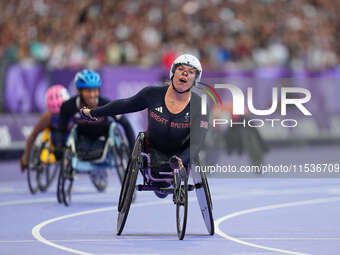 Hannah Cockroft of Great Britain celebrates winning gold in Women's 100m - T34 Final during the Paris 2024 Paralympic Games at Stade de Fran...