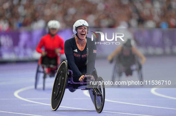 Hannah Cockroft of Great Britain celebrates winning gold in Women's 100m - T34 Final during the Paris 2024 Paralympic Games at Stade de Fran...