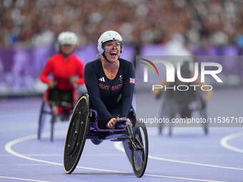 Hannah Cockroft of Great Britain celebrates winning gold in Women's 100m - T34 Final during the Paris 2024 Paralympic Games at Stade de Fran...