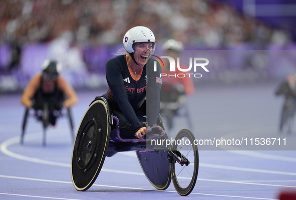 Hannah Cockroft of Great Britain celebrates winning gold in Women's 100m - T34 Final during the Paris 2024 Paralympic Games at Stade de Fran...