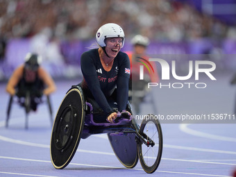 Hannah Cockroft of Great Britain celebrates winning gold in Women's 100m - T34 Final during the Paris 2024 Paralympic Games at Stade de Fran...