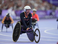 Hannah Cockroft of Great Britain celebrates winning gold in Women's 100m - T34 Final during the Paris 2024 Paralympic Games at Stade de Fran...