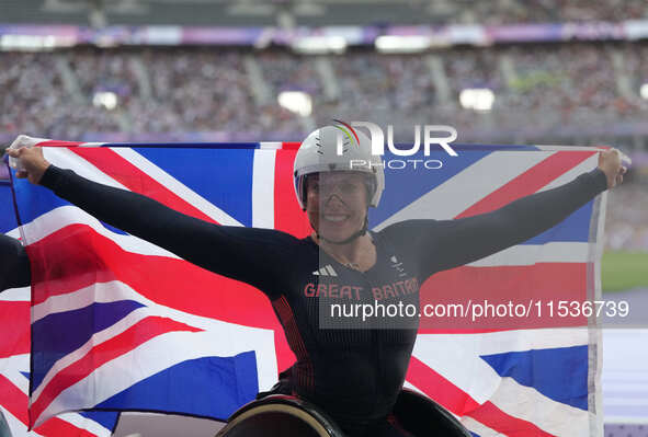 Hannah Cockroft of Great Britain celebrates winning gold in Women's 100m - T34 Final during the Paris 2024 Paralympic Games at Stade de Fran...