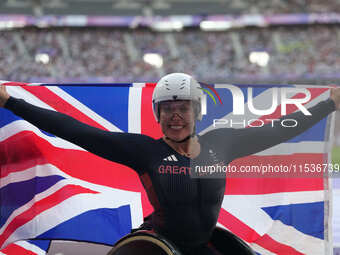 Hannah Cockroft of Great Britain celebrates winning gold in Women's 100m - T34 Final during the Paris 2024 Paralympic Games at Stade de Fran...