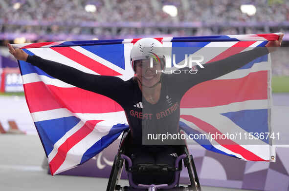 Hannah Cockroft of Great Britain celebrates winning gold in Women's 100m - T34 Final during the Paris 2024 Paralympic Games at Stade de Fran...