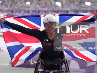 Hannah Cockroft of Great Britain celebrates winning gold in Women's 100m - T34 Final during the Paris 2024 Paralympic Games at Stade de Fran...