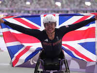 Hannah Cockroft of Great Britain celebrates winning gold in Women's 100m - T34 Final during the Paris 2024 Paralympic Games at Stade de Fran...