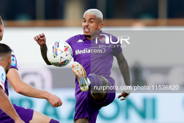 Dodo of ACF Fiorentina controls the ball during the Serie A Enilive match between ACF Fiorentina and AC Monza at Stadio Artemio Franchi on S...