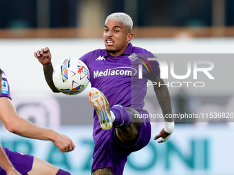 Dodo of ACF Fiorentina controls the ball during the Serie A Enilive match between ACF Fiorentina and AC Monza at Stadio Artemio Franchi on S...