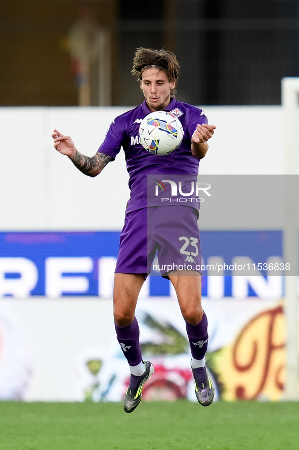 Andrea Colpani of ACF Fiorentina controls the ball during the Serie A Enilive match between ACF Fiorentina and AC Monza at Stadio Artemio Fr...