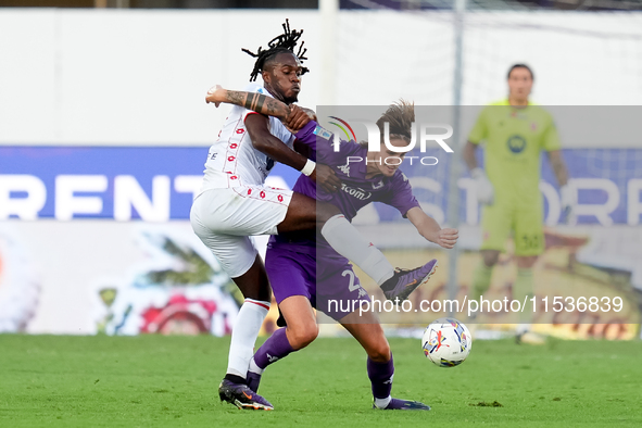 Warren Bondo of AC Monza and Andrea Colpani of ACF Fiorentina compete for the ball during the Serie A Enilive match between ACF Fiorentina a...