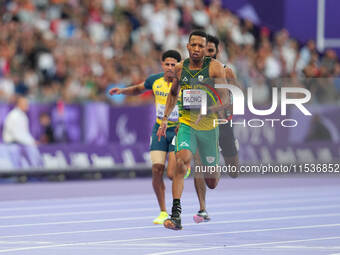 Mpumelelo Mhlongo of South Africa celebrates winning gold in Men's 100m - T44 Final during the Paris 2024 Paralympic Games at Stade de Franc...