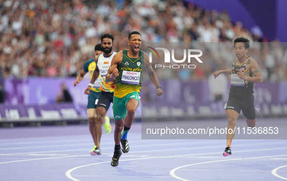 Mpumelelo Mhlongo of South Africa celebrates winning gold in Men's 100m - T44 Final during the Paris 2024 Paralympic Games at Stade de Franc...