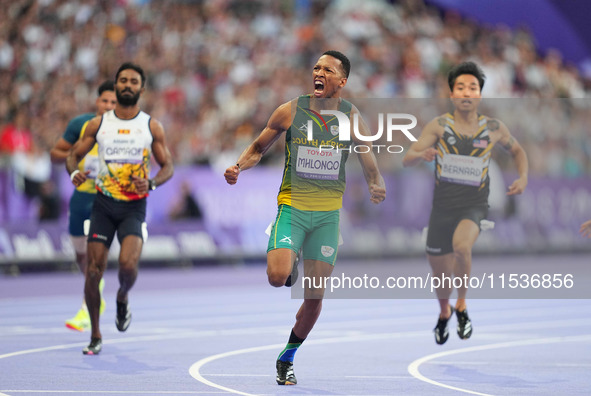 Mpumelelo Mhlongo of South Africa celebrates winning gold in Men's 100m - T44 Final during the Paris 2024 Paralympic Games at Stade de Franc...