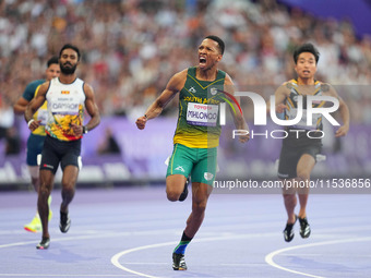 Mpumelelo Mhlongo of South Africa celebrates winning gold in Men's 100m - T44 Final during the Paris 2024 Paralympic Games at Stade de Franc...