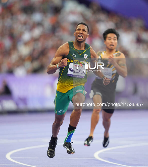 Mpumelelo Mhlongo of South Africa celebrates winning gold in Men's 100m - T44 Final during the Paris 2024 Paralympic Games at Stade de Franc...