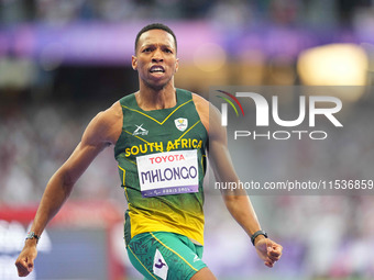 Mpumelelo Mhlongo of South Africa celebrates winning gold in Men's 100m - T44 Final during the Paris 2024 Paralympic Games at Stade de Franc...