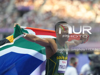 Mpumelelo Mhlongo of South Africa celebrates winning gold in Men's 100m - T44 Final during the Paris 2024 Paralympic Games at Stade de Franc...