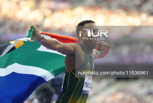 Mpumelelo Mhlongo of South Africa celebrates winning gold in Men's 100m - T44 Final during the Paris 2024 Paralympic Games at Stade de Franc...