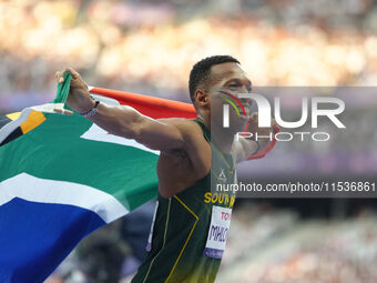 Mpumelelo Mhlongo of South Africa celebrates winning gold in Men's 100m - T44 Final during the Paris 2024 Paralympic Games at Stade de Franc...