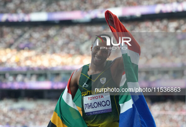 Mpumelelo Mhlongo of South Africa celebrates winning gold in Men's 100m - T44 Final during the Paris 2024 Paralympic Games at Stade de Franc...