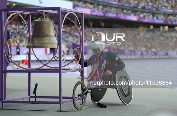 Hannah Cockroft of Great Britain celebrates winning gold in Women's 100m - T34 Final during the Paris 2024 Paralympic Games at Stade de Fran...