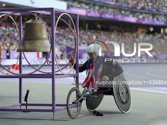 Hannah Cockroft of Great Britain celebrates winning gold in Women's 100m - T34 Final during the Paris 2024 Paralympic Games at Stade de Fran...