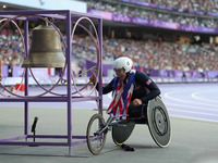 Hannah Cockroft of Great Britain celebrates winning gold in Women's 100m - T34 Final during the Paris 2024 Paralympic Games at Stade de Fran...