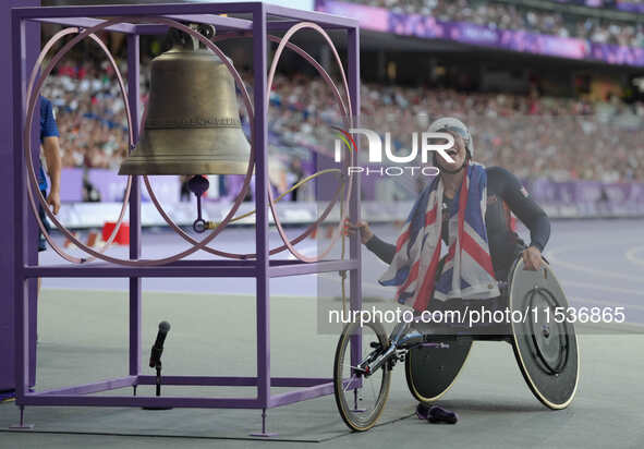 Hannah Cockroft of Great Britain celebrates winning gold in Women's 100m - T34 Final during the Paris 2024 Paralympic Games at Stade de Fran...