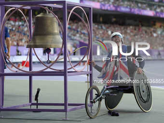 Hannah Cockroft of Great Britain celebrates winning gold in Women's 100m - T34 Final during the Paris 2024 Paralympic Games at Stade de Fran...