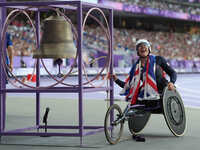 Hannah Cockroft of Great Britain celebrates winning gold in Women's 100m - T34 Final during the Paris 2024 Paralympic Games at Stade de Fran...