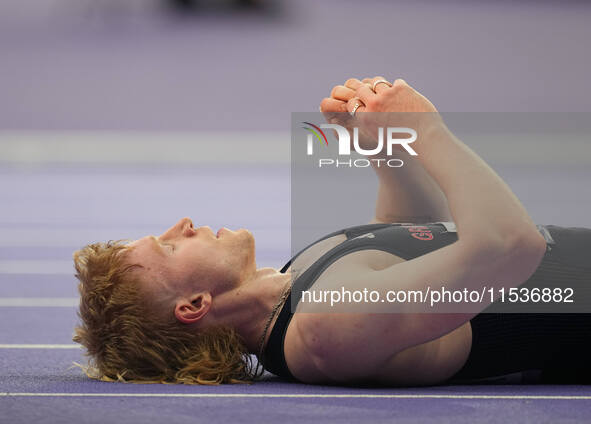 Zak Skinner of Great Britain on the ground in Men's 100m - T13 Final during the Paris 2024 Paralympic Games at Stade de France on September...