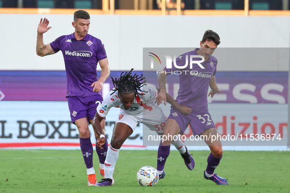 Danilo Cataldi of ACF Fiorentina and Warren Bondo of AC Monza battle for the ball during the Italian Serie A football match between ACF Fior...