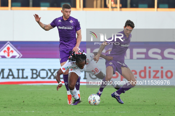 Danilo Cataldi of ACF Fiorentina and Warren Bondo of AC Monza battle for the ball during the Italian Serie A football match between ACF Fior...