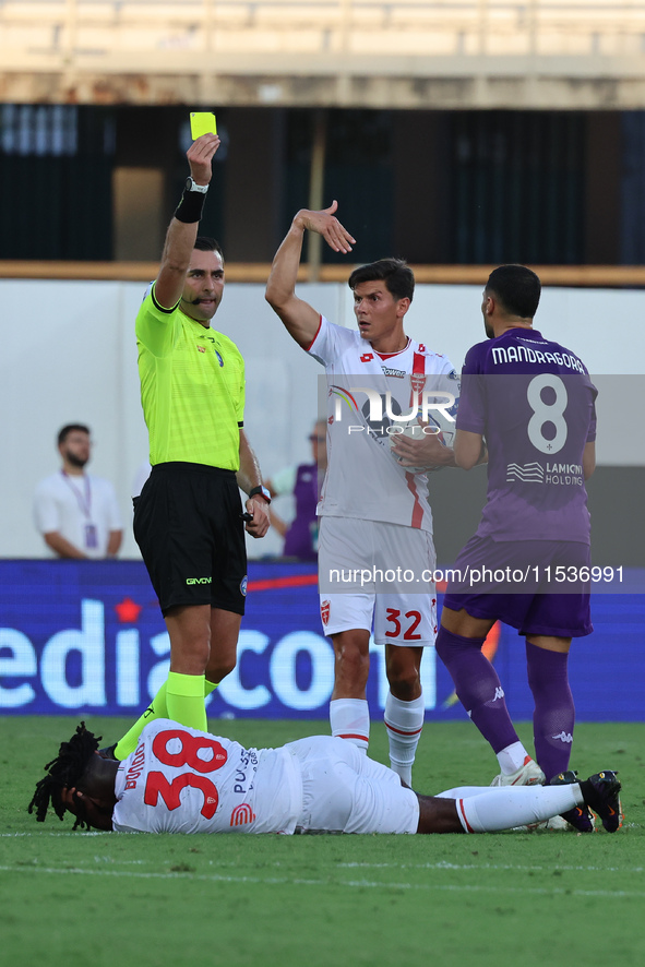 Referee Colombo shows a yellow card to Rolando Mandragora of ACF Fiorentina during the Italian Serie A football match between ACF Fiorentina...