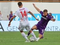 Lucas Beltran of ACF Fiorentina and Daniel Maldini of AC Monza battle for the ball during the Italian Serie A football match between ACF Fio...